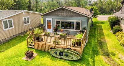 Cozy 2-bedroom cottage on Lake Bemidji with AC