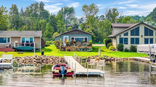 Cozy 2-bedroom cottage on Lake Bemidji with AC