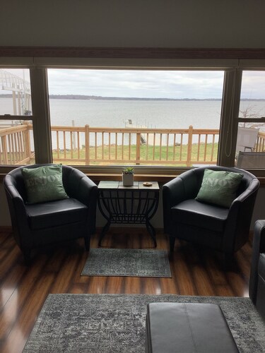Cozy 2-bedroom cottage on Lake Bemidji with AC