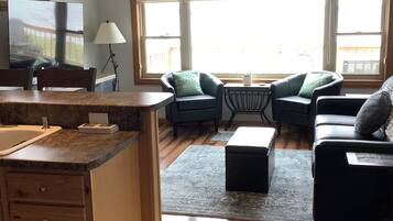 Smart-TV, Kamin, Videospiele, Stereoanlage