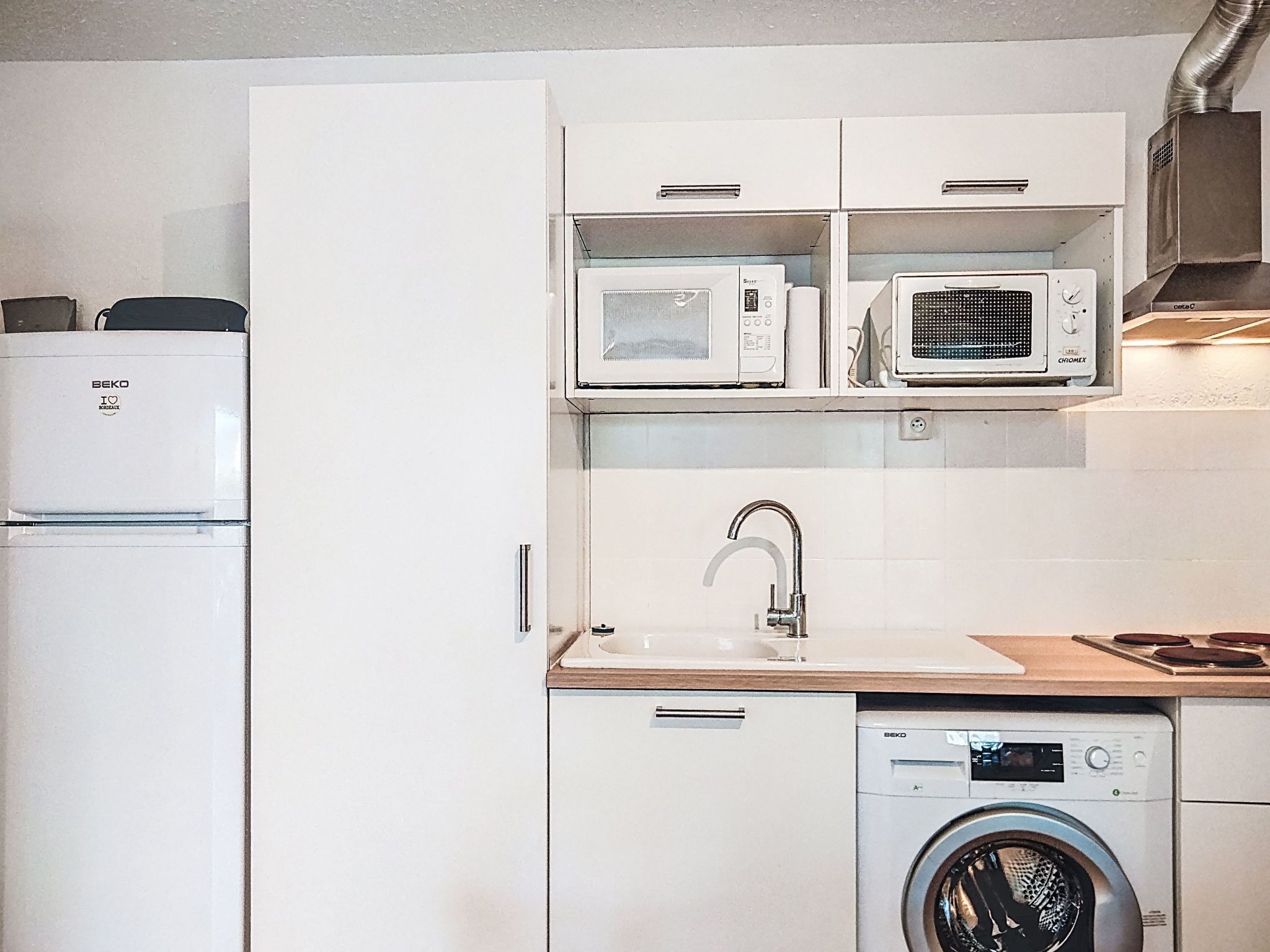Refrigerador, microondas, utensilios de cocina