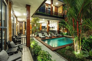 Una piscina al aire libre