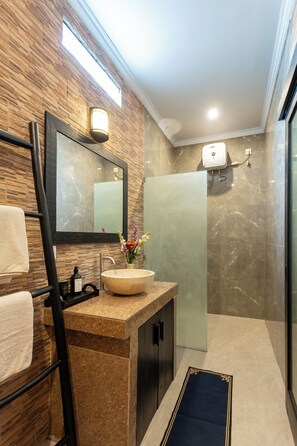 Deluxe-Zimmer | Badezimmer | Dusche, kostenlose Toilettenartikel, Haartrockner, Handtücher