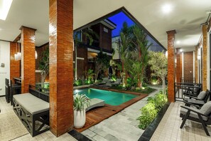 Una piscina al aire libre