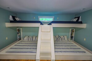 Room - Beautiful Smith Lake, AL 12 Steps to the Water! - Sleeps 12 - Game Room + Views (Arley)