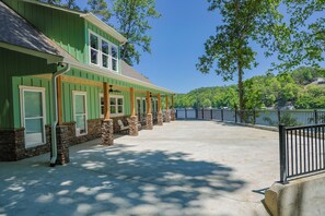 Terrace/patio - Beautiful Smith Lake, AL 12 Steps to the Water! - Sleeps 12 - Game Room + Views (Arley)