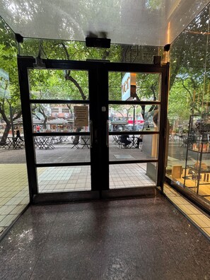 Exterior detail - CENTRAL APARTMENT IN SARMIENTO PEDESTRIAN STREET (Mendoza)