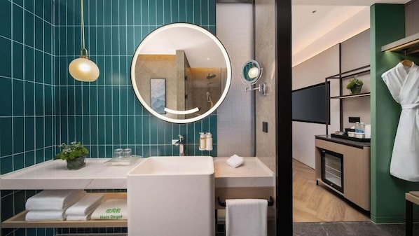 A modern bathroom with a large mirror, dual sinks, and a towel rack. - Holiday Inn Shijiazhuang High-tech Zone (Shijiazhuang)