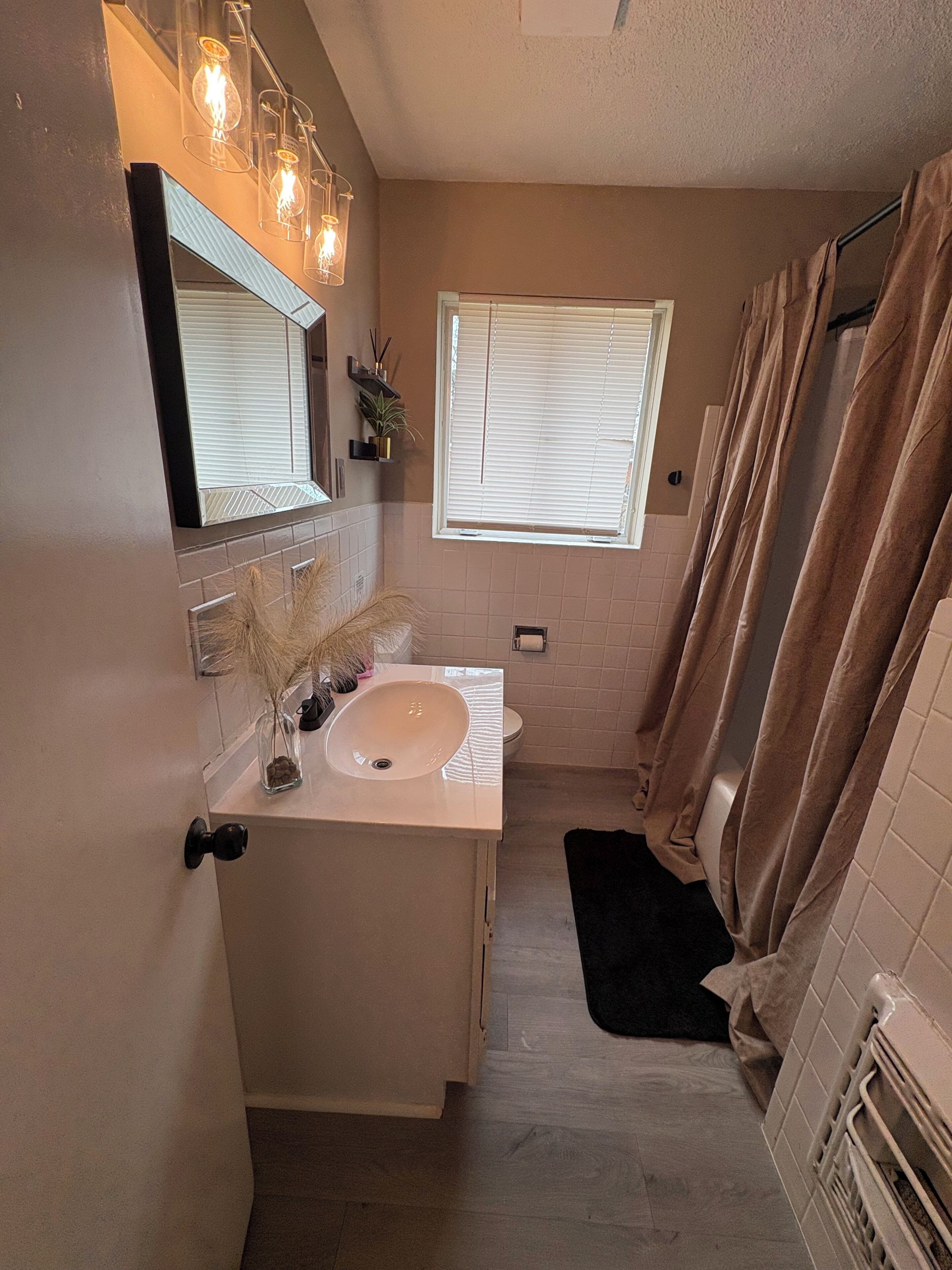 Sèche-cheveux, serviettes fournies, savon, papier toilette