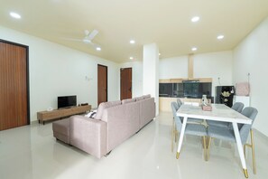 Departamento, balcón, vista al jardín | Área de sala de estar