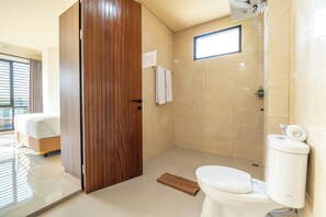 Departamento, balcón, vista al jardín | Baño | Regadera, secadora de cabello, toallas, jabón