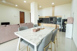 Departamento, balcón, vista al jardín | Restaurantes