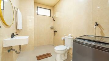 Apartemen, balkon, pemandangan kebun | Kamar mandi | Shower, pengering rambut, handuk, dan sabun