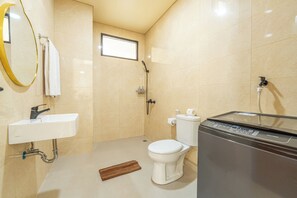 Apartment, Balcony, Garden View | Bathroom | Shower, hair dryer, towels, soap - Diamond Residence (Labuan Bajo)