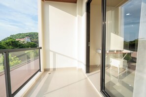 Lejlighed - balkon - udsigt til have | Interiør