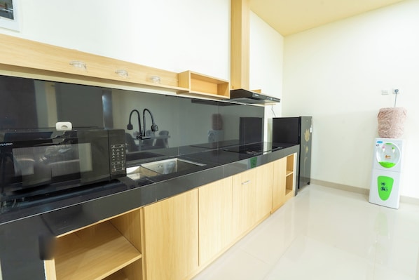 Apartment, Balcony, Garden View | Private kitchen | Microwave, cookware/dishes/utensils