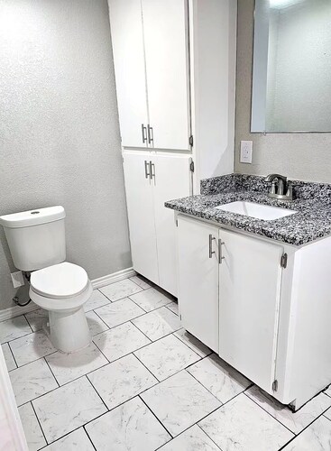 New Boston Apartment | 2 Gig Wi-Fi | Full Kitchen | Sleeps 4