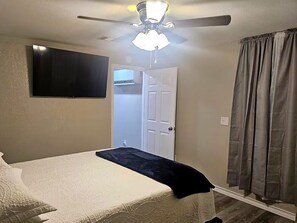 Room - New Boston Apartment | 2 Gig Wi-Fi | Full Kitchen | Sleeps 4 (New Boston)