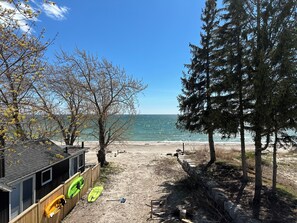På stranden
