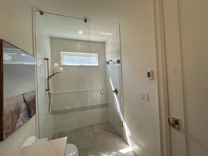 Dusche, Haartrockner, Bidet, Handtücher