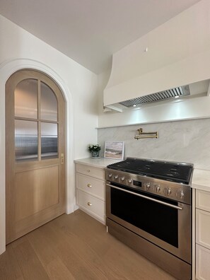 Private kitchen - Beachfront Luxury Lake Erie Ont. *Sleeps 14* HOT TUB. Great for Hosting Groups (Dunnville)