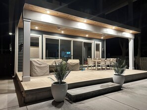 Outdoor dining - Beachfront Luxury Lake Erie Ont. *Sleeps 14* HOT TUB. Great for Hosting Groups (Dunnville)