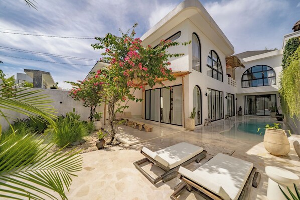A modern house with a pool, outdoor seating, and a garden. - Casa Degaz Canggu (Canggu)