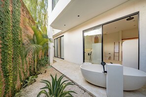 Deluxe Villa, 4 Bedrooms, Pool View | Bathroom - Casa Degaz Canggu (Canggu)