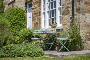 Outdoor dining - Virginia Cottage, Brandsby, Yorkshire (York)