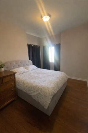Room - Sunny Oasis: Spacious 2-bedroom house w/ beautiful backyard on a peaceful block (Oakland)
