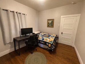 Room - Sunny Oasis: Spacious 2-bedroom house w/ beautiful backyard on a peaceful block (Oakland)