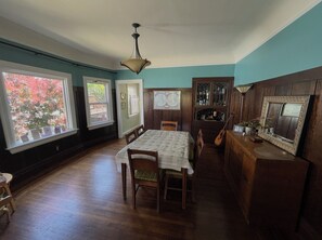 Dining - Sunny Oasis: Spacious 2-bedroom house w/ beautiful backyard on a peaceful block (Oakland)
