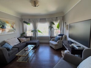 Living area - Sunny Oasis: Spacious 2-bedroom house w/ beautiful backyard on a peaceful block (Oakland)