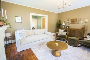 Living area - Cozy Cottage - Newly Renovated - Minutes to Downtown - Fireplace - Sleeps 8 (Cullman)