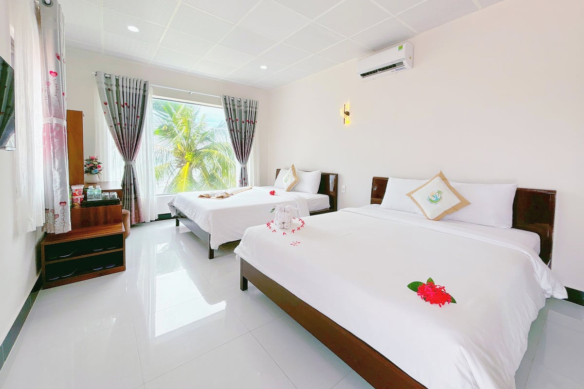 Quarto quádruplo, vista para o jardim