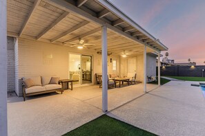 Terrace/patio - Modern Gem: Pool/Outdoor Kitchen Near ASU/Old Town (Tempe)