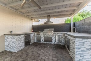 Terrace/patio - Modern Gem: Pool/Outdoor Kitchen Near ASU/Old Town (Tempe)