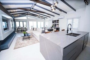 TV, offices - Luxury 3 BR, Ocean view, With Pool, 15 mins from POS (Carenage)