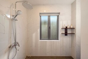 Premium-Villa, Balkon, Flussblick | Badezimmer
