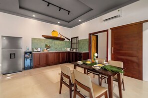 Premium Villa, Balcony, River View | Shared kitchen | Fridge, microwave, stovetop, rice cooker - True Hoi An Riverside Villa (Hoi An Dong)