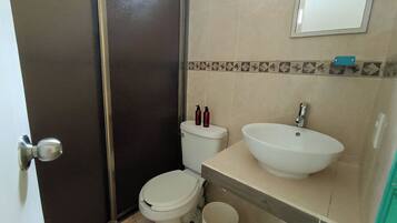 Deluxe Room, Garden View | Bathroom | Shower, towels, soap, shampoo