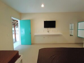 Comfort Room, Garden View | Desk, free WiFi