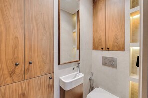Apartment | Bathroom - Spacious Apartment a/c 3br/8p - Grand Boulevards (Paris)