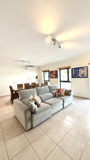 Smart TV - Spacious Family Apartment | 2 Pools + PS4 + 5 min Beach | Algarve (Armação de Pêra)