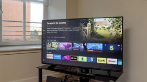 Un écran de télévision affiche une émission intitulée « Évasion à la campagne », avec une liste des épisodes et une sélection de services de diffusion en continu, tels que Netflix, BBC Player et YouTube.