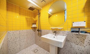 Ducha, secador de pelo, albornoces y bidé