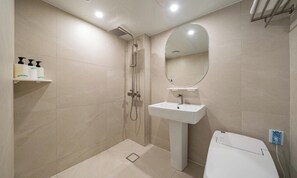 DELUXE-COMFORT(Multi-night) | Badezimmer | Dusche, Haartrockner, Bademäntel, Bidet
