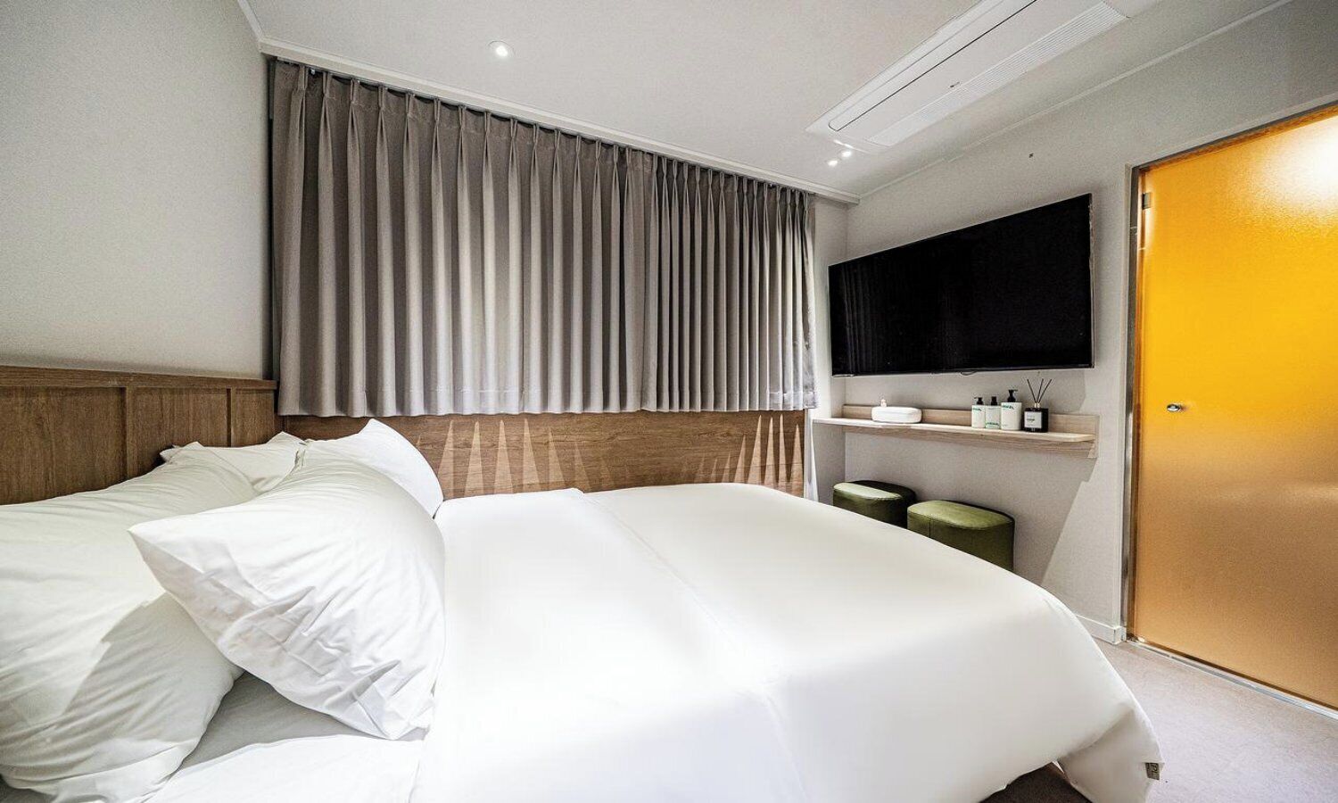 Hypo-allergenic bedding, free WiFi, bed sheets
