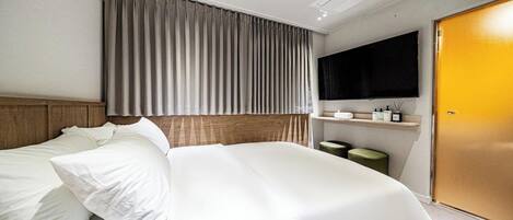 Hypo-allergenic bedding, free WiFi, bed sheets