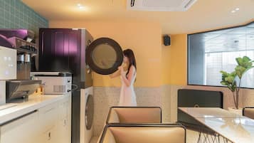 Een moderne badkamer met toilet, wastafel en spiegel.